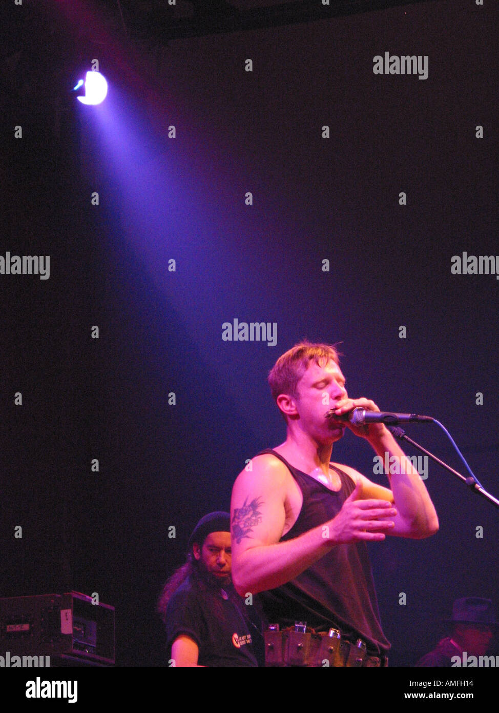 Sänger Guy Forsyth unter Scheinwerferlicht auf 2003 Moulin Blues Festival Ospel Niederlande Stockfoto