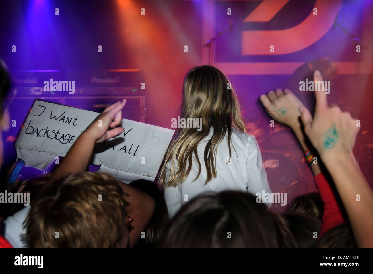 begeisterten Jugendlichen Publikum bei Rock-Konzert Stockfoto