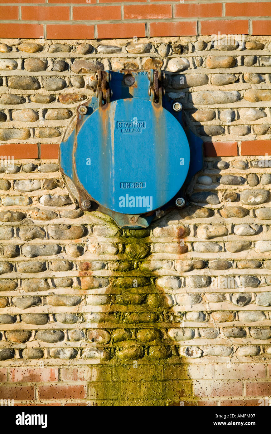 Wasser-Überströmventil in Mauer Stockfoto