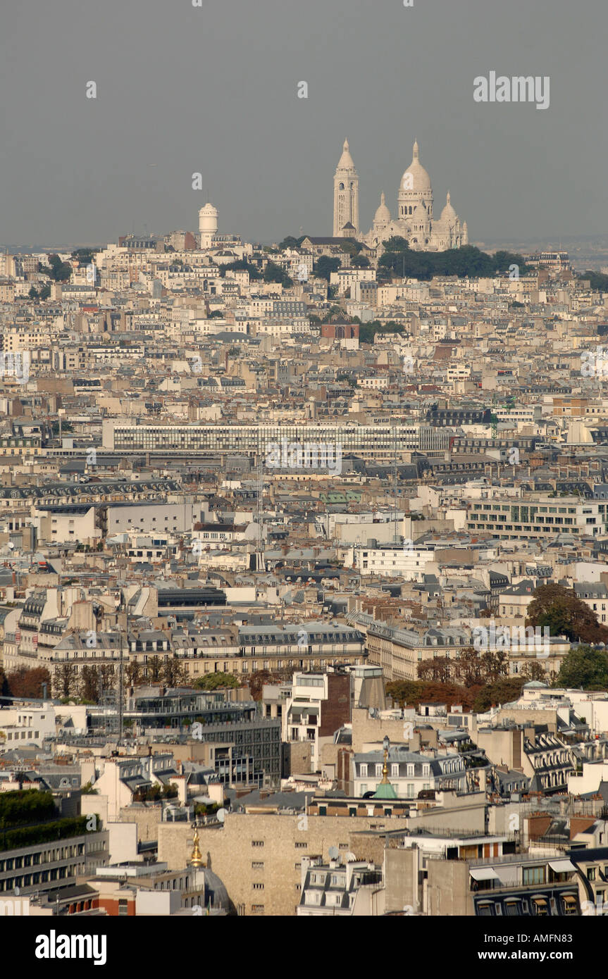 Gebäude aus der Eiffelturm, Paris, Frankreich, Europa mit Sacre Coeur in der Ferne betrachtet Stockfoto