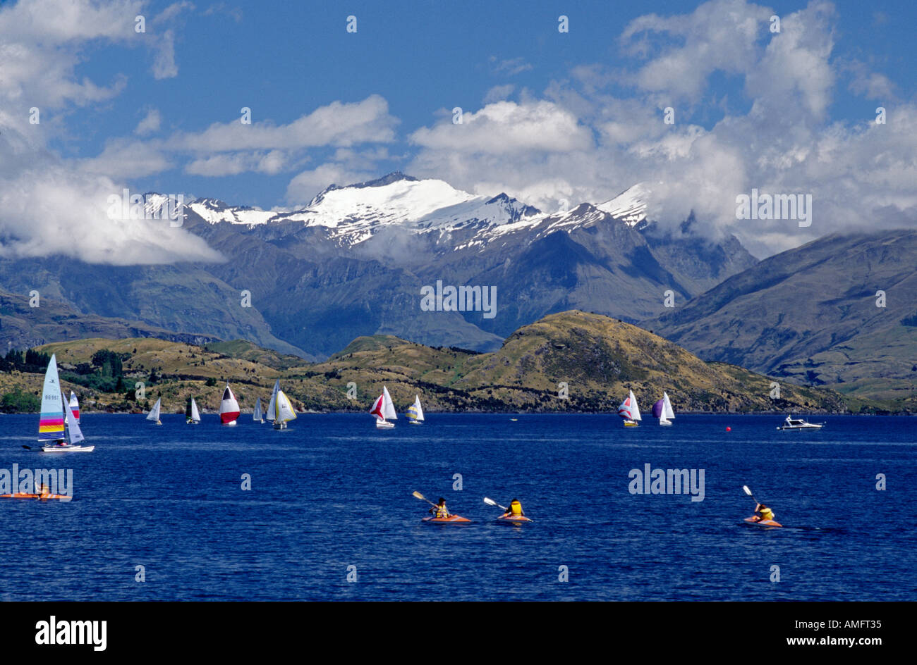 Segelboote, Kajaks am LAKE WANAKA mit MT ALTA die Minarett-Gipfel steigt aus dem jenseitigen Ufer SOUTH ISLAND Neuseeland Stockfoto