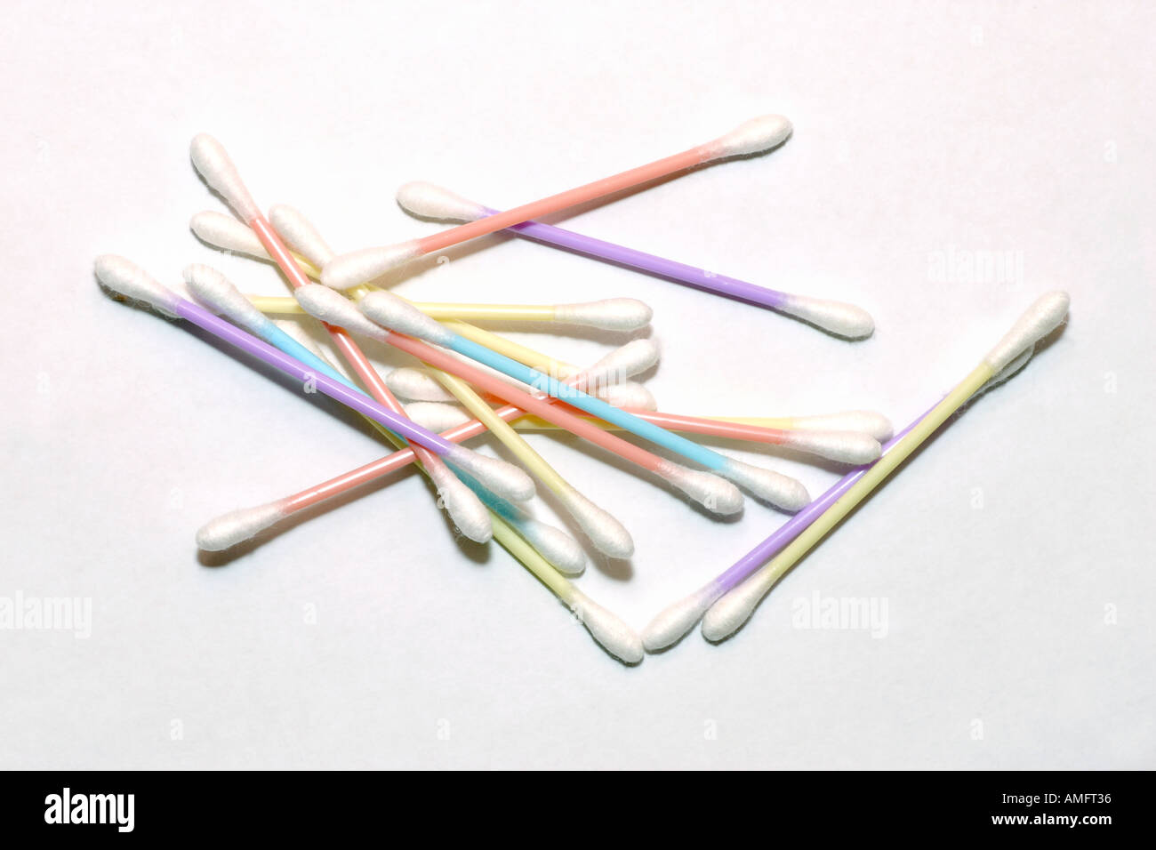 Q-Tips in verschiedenen Farben Stockfoto