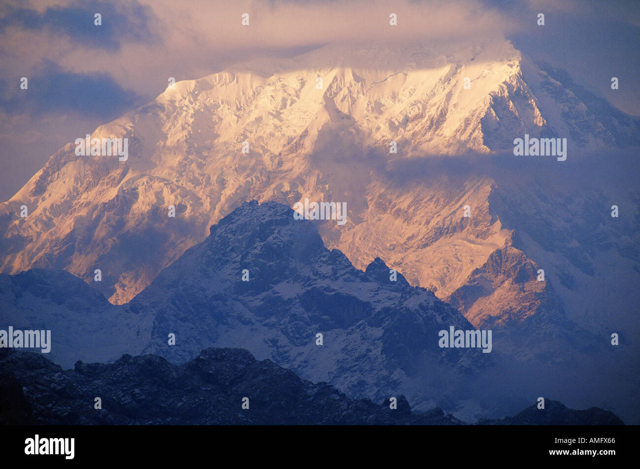 Die ersten Strahlen der Morgensonne getroffen SALCANTAY 6180m den Inka TRAIL, MACHU PICCHU peruanischen Anden Stockfoto