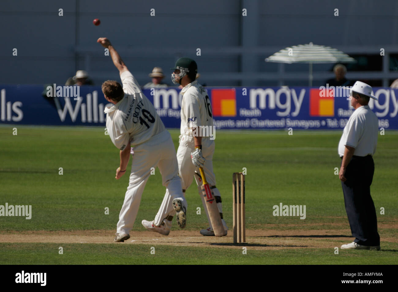 Glamorgan Cricket Captain Robert Croft Bowling, Sophia Gärten, Cardiff, Wales, Großbritannien Stockfoto