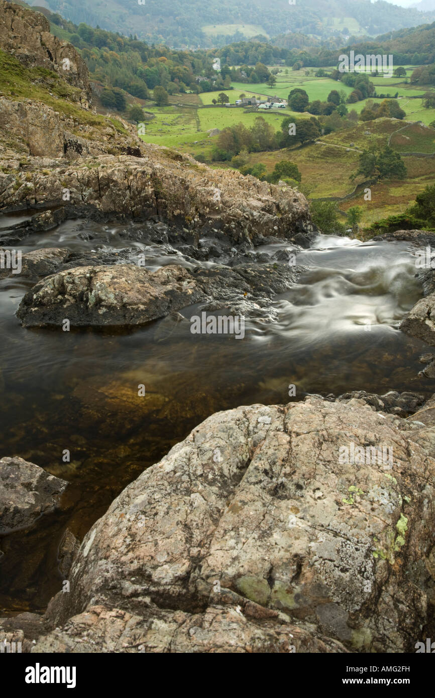 Saure Milch Gill an der Lippe des Wasserfalls nah an Easedale Tarn mit Blick auf Easedale Valley Lake District, Cumbria Stockfoto