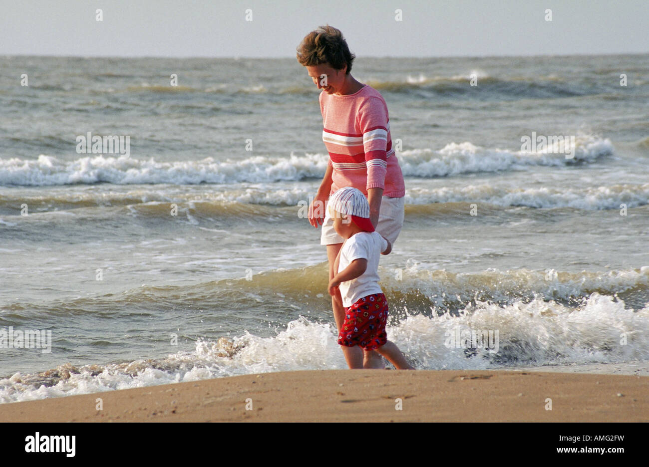Mutter und Kind spielen am Strand Stockfoto
