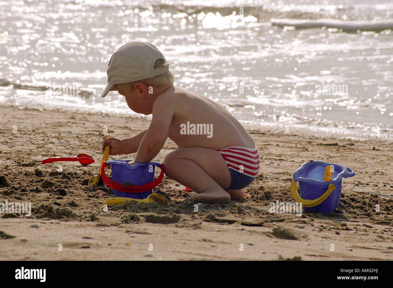 Kinder spielen am Strand Stockfoto
