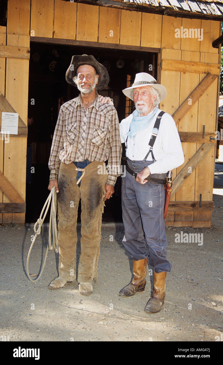 Zwei Cowboys posieren, Columbia State Historic Park, Kalifornien, USA Stockfoto
