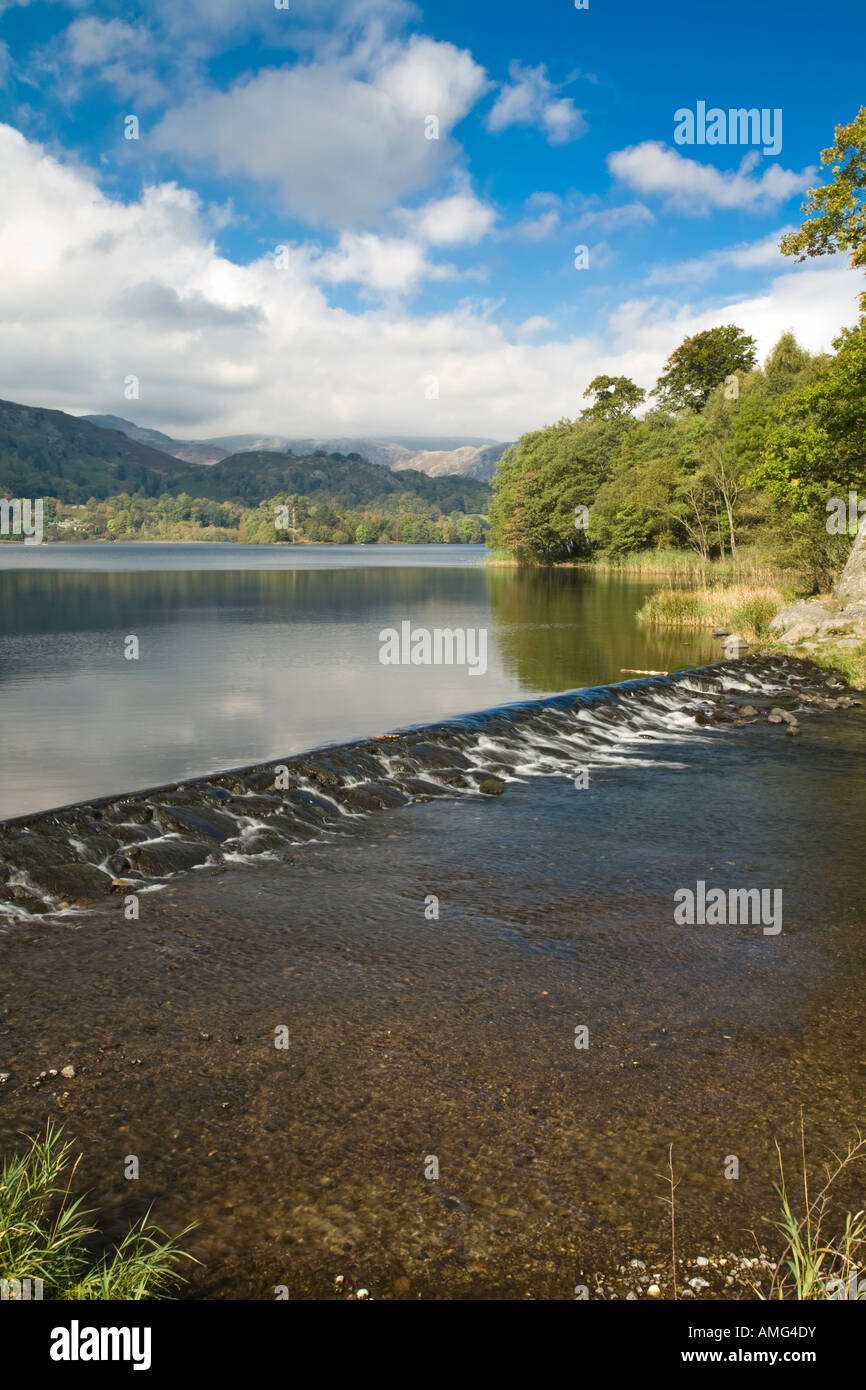 Grasmere aus Rothay Ausfahrt Wehr blickte den See in Richtung Grasmere Stadt Lake District, Cumbria Stockfoto