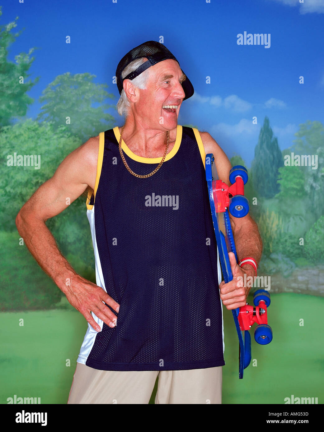 Ein Porträt von einem reifen Mann mit Skateboard Garten Hintergrund Stockfoto