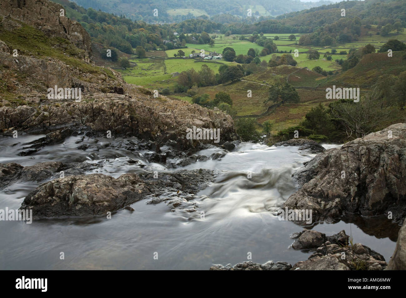 Saure Milch Gill an der Lippe des Wasserfalls nah an Easedale Tarn Blick in Richtung Easedale Valley Lake District Stockfoto