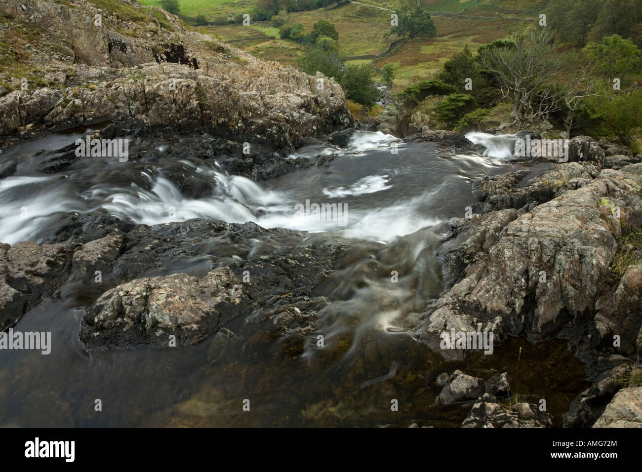 Saure Milch Gill an der Lippe des Wasserfalls nah an Easedale Tarn Blick in Richtung Easedale Valley Lake District Stockfoto
