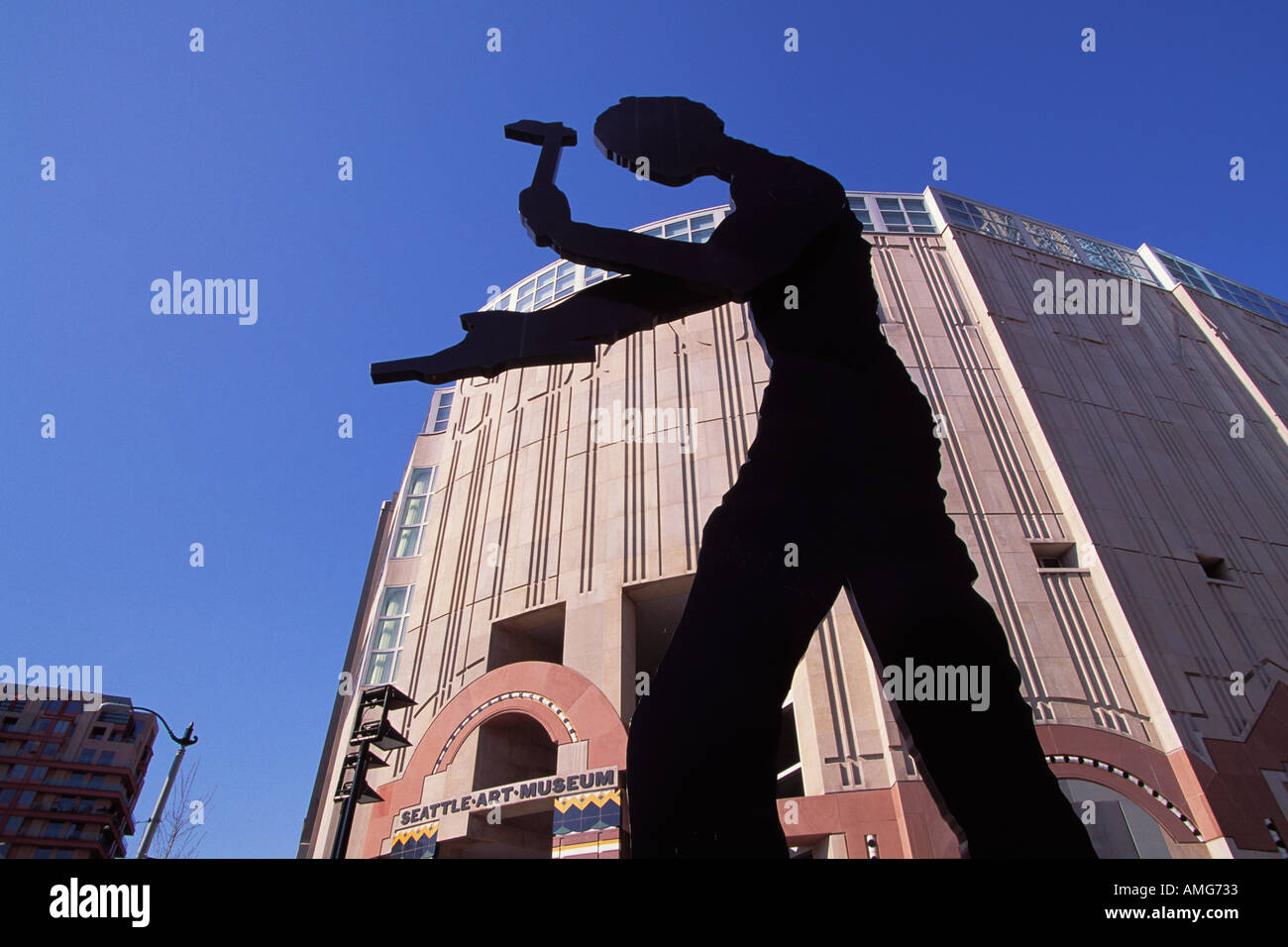 Größer als Lifesize Hammering Man Skulptur Seattle Art Museum Seattle Washington Donald Borofsky Bildhauer Stockfoto