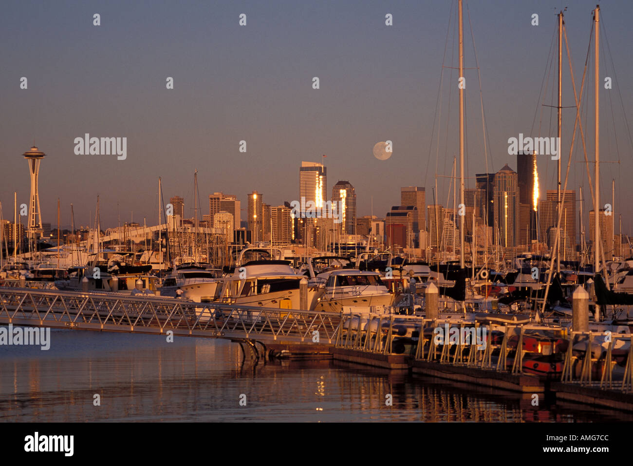 Skyline von Seattle Washington und Vollmond von Elliot Bay Marina bei Sonnenuntergang Stockfoto