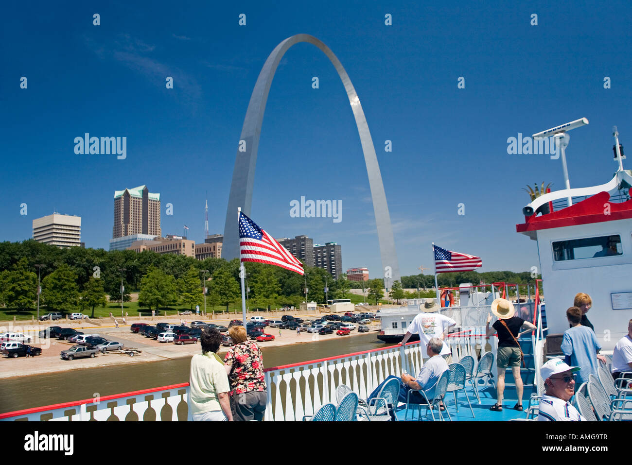 Riverboat am Mississippi River in St Louis, MO mit den Gateway Arch
