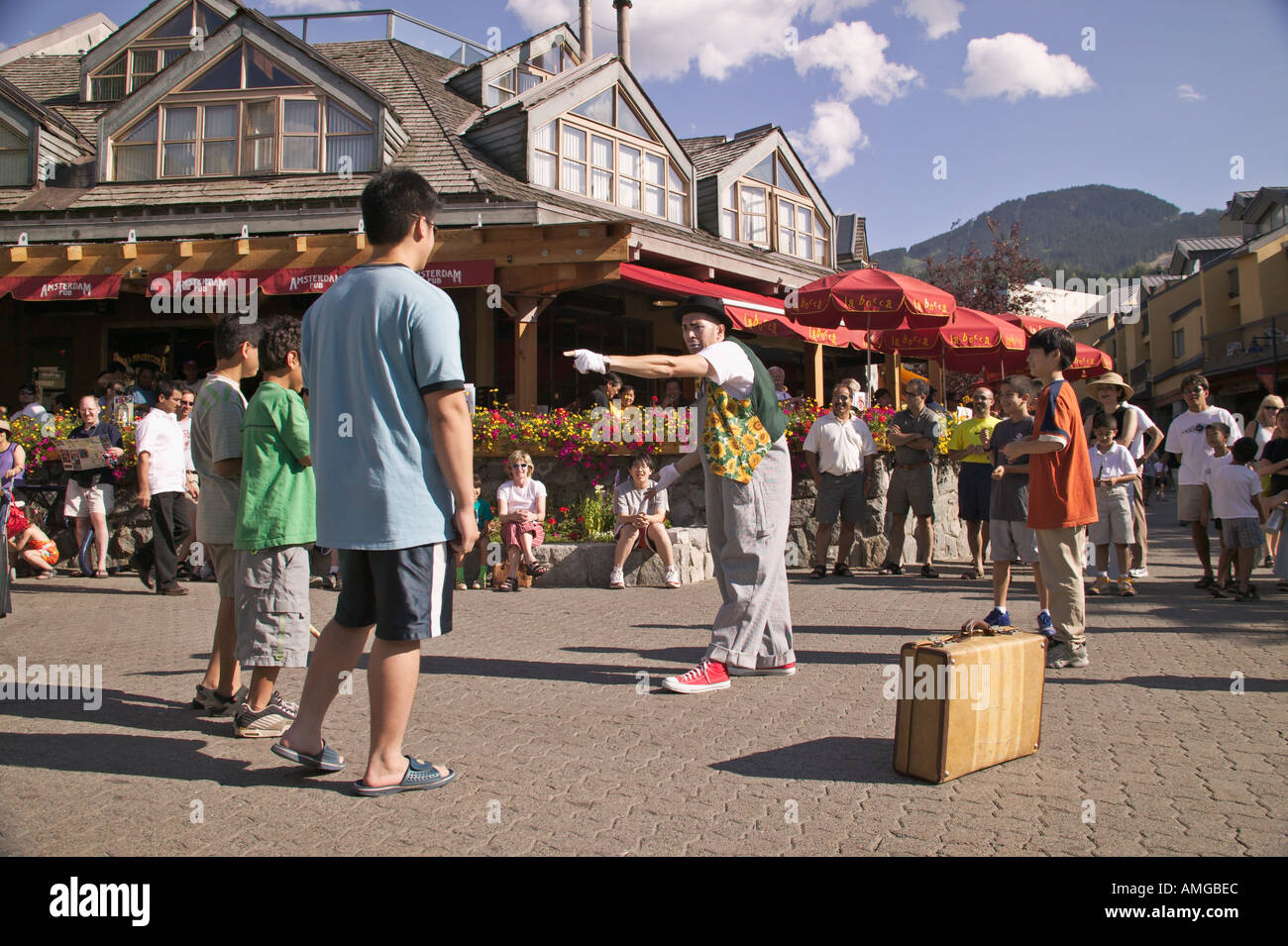 MIME unterhält Touristen auf dem Dorfplatz in Whistler Village Whistler, British Columbia Kanada Stockfoto