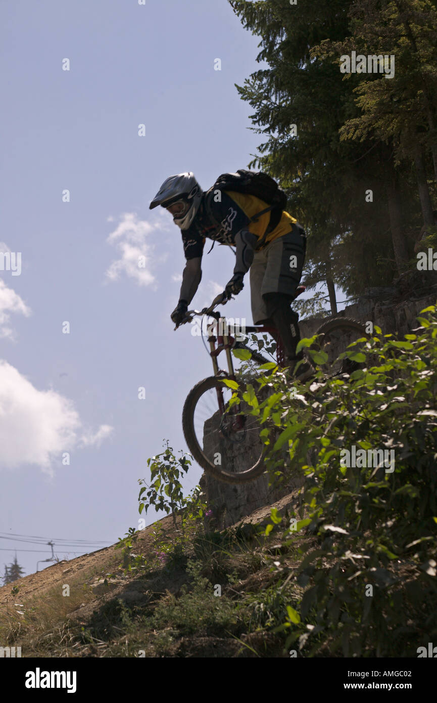 Mountainbiker kommen aus Sprung am Whistler Mountain Bike Park Whistler, British Columbia Kanada Stockfoto