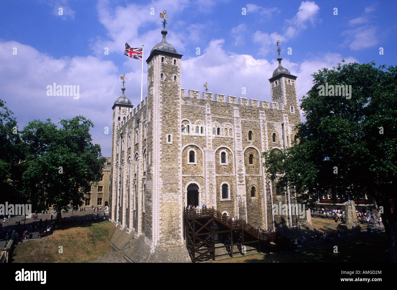 Tower von London, The White Tower Union Jack Flagge 12. Jahrhundert Norman  Architektur Bergfried Festung England UK Englisch Stockfotografie - Alamy