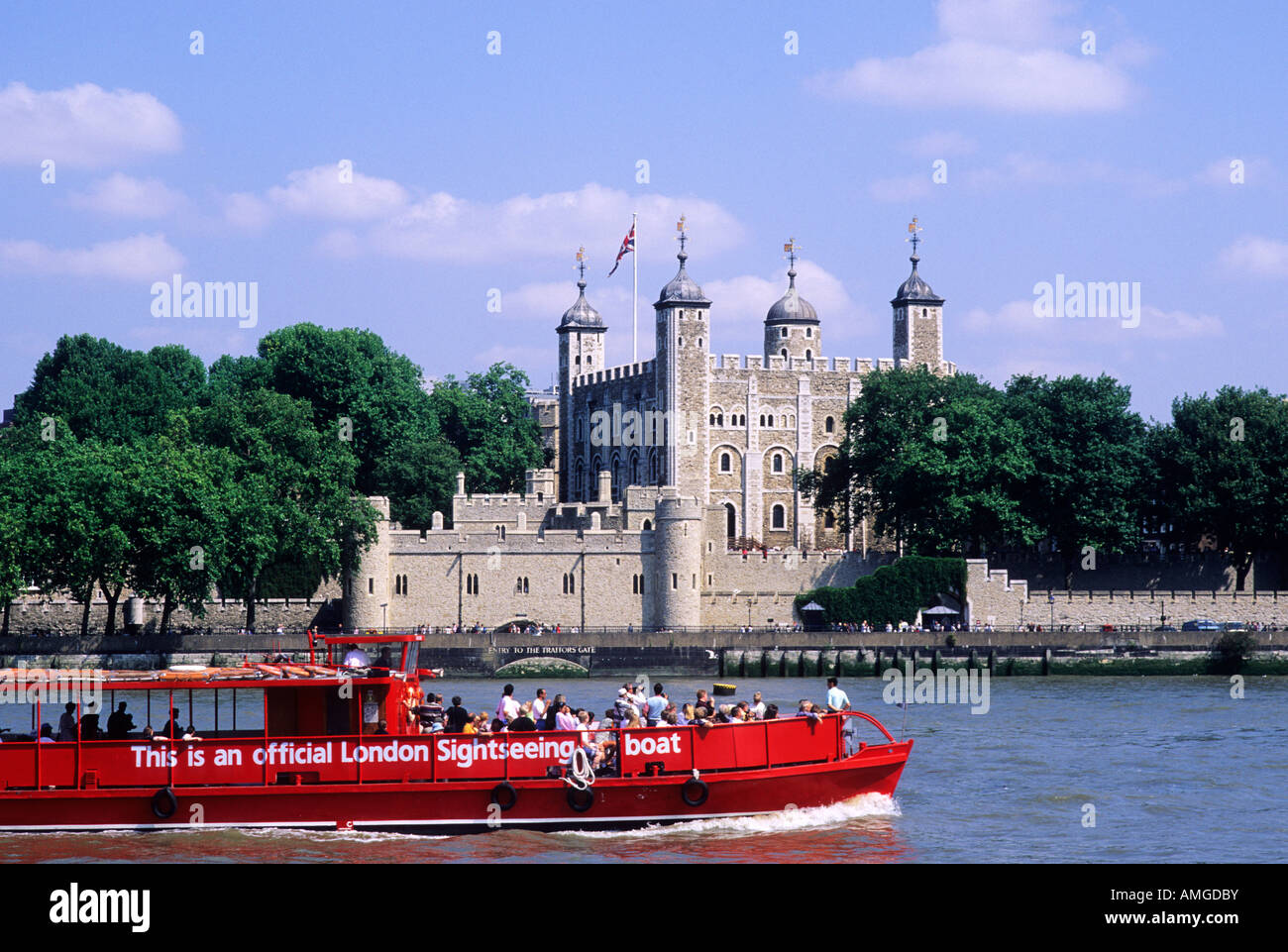 Turm von London Sightseeing Boot Fluss Themse Passagier Boote englische Flüsse Burgen der weiße Turm Stockfoto