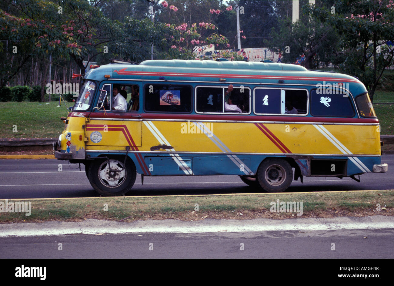 Bunte alte öffentlichen Bus auf einer Straße in Managua, Nicaragua Stockfoto