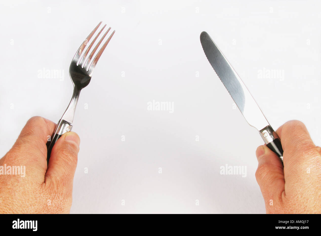 Mann hält eine Tabelle Messer und eine Gabel hautnah Stockfoto