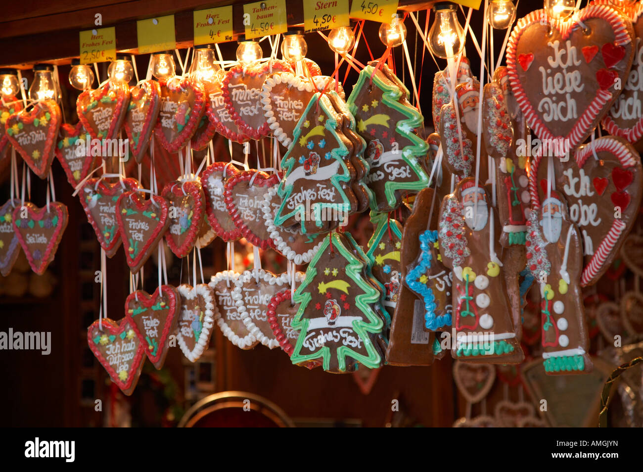 verschiedene Lebküchen Herzen und Bäume hängen zum Verkauf an einem Stand auf dem Weihnachtsmarkt Berlin Deutschland Stockfoto