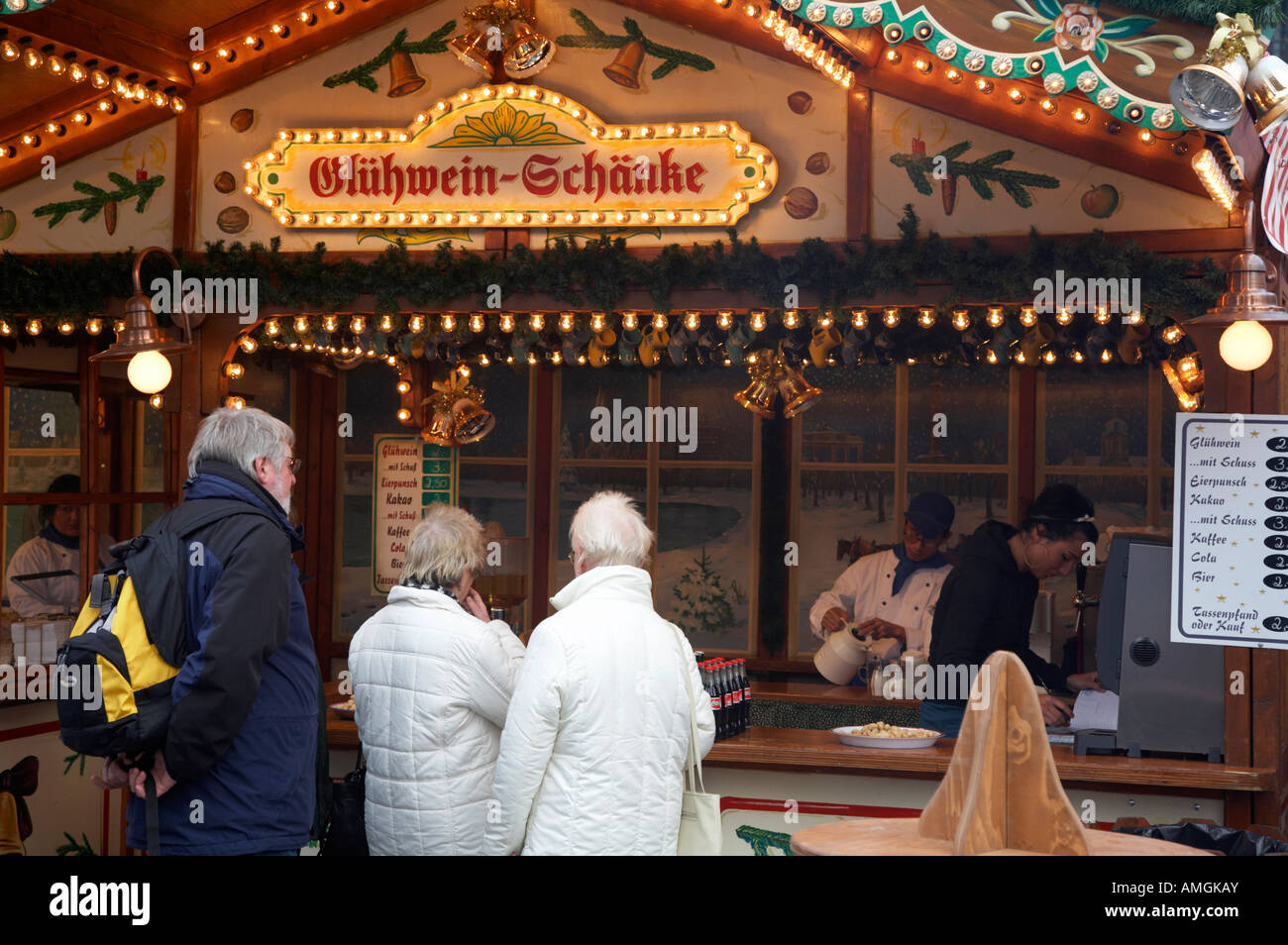 Menschen, die Warteschlangen an einem Glühwein Stall zu verkaufen Glühwein Wein Berlin Deutschland Stockfoto