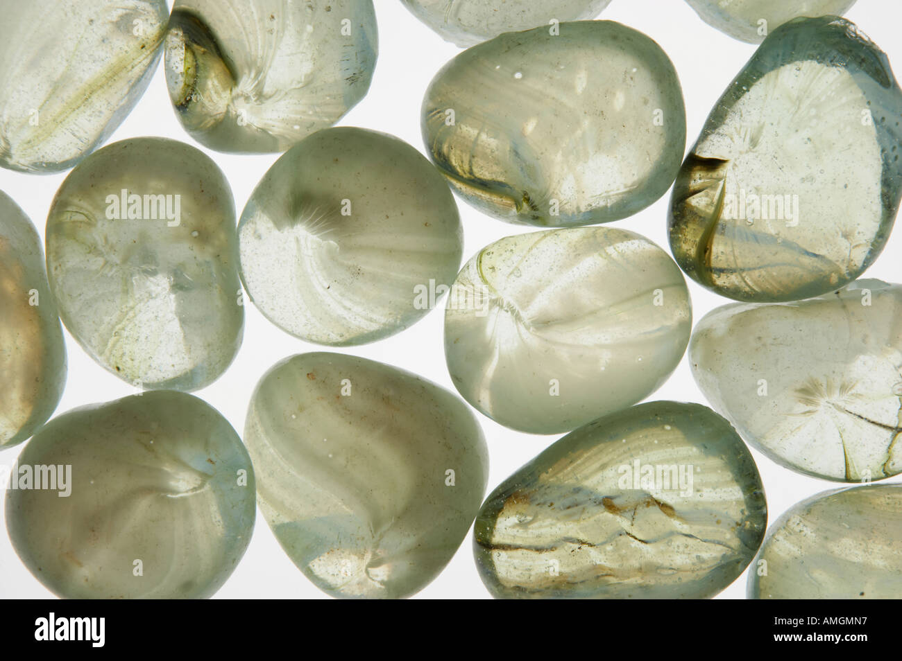 LICHT DURCH TRANSPARENTE GLAS-PEBBLES Stockfoto