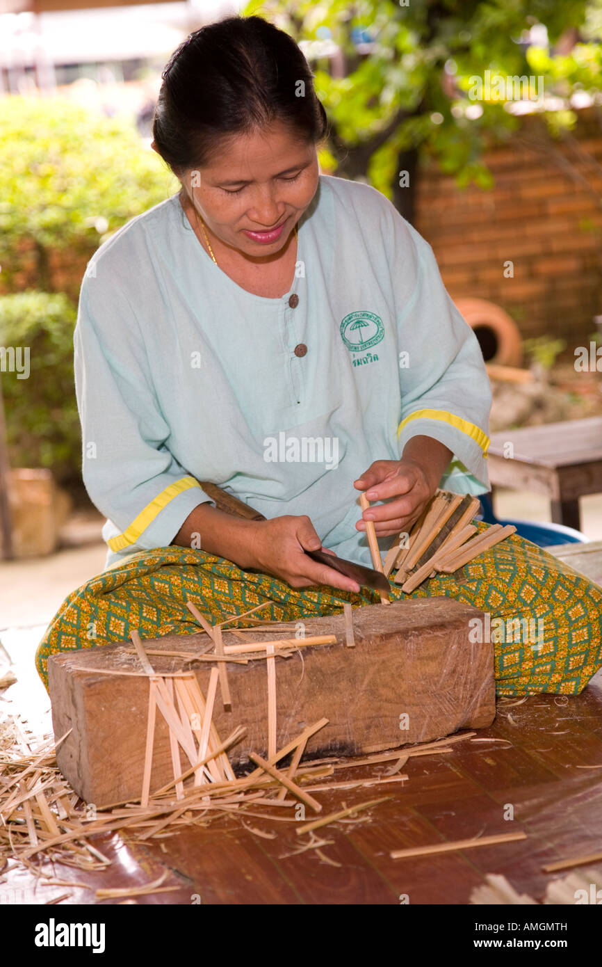 Asiatisches Kunsthandwerk Geschäfte an Borsang, oder Bo Sang, oder Bor sang. Frau mit Sonnenschirm und Sonnenschirm Craft, Chiang Mai, Asien, Thailand Stockfoto