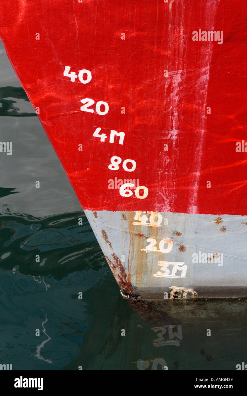 Nahaufnahme von Plimsoll Marke Linie der rote Schiff auf hoher See Stockfoto
