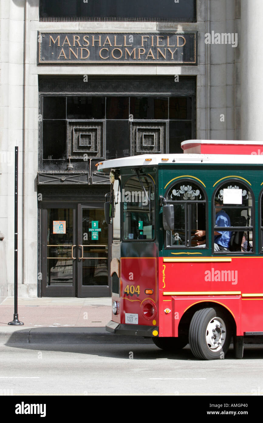 Trolley-Bus außerhalb Marshall Fields Kaufhaus State Street Chicago Illinois USA Stockfoto