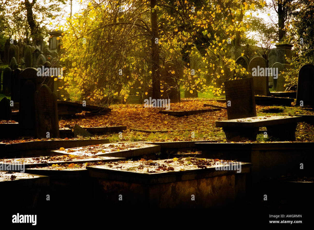 Der Friedhof von Haworth Kirche im Herbst Stockfoto