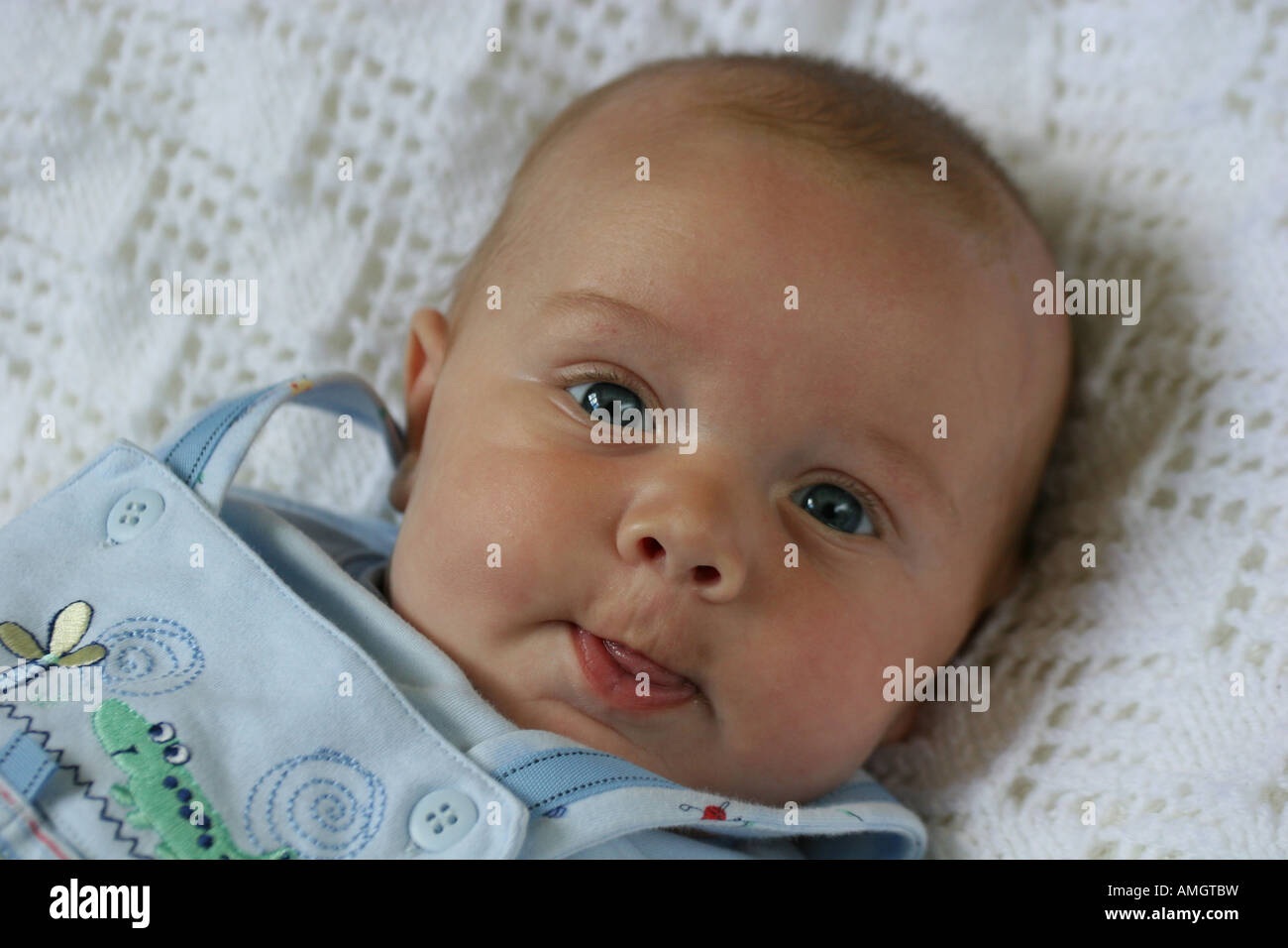 Jungen Baby Verlegung auf einen weißen Schal Stockfoto