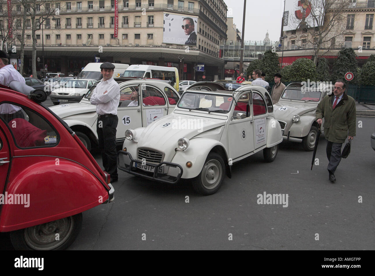 Citroen 2cv Touren von Galerien Lafayette Paris Stockfoto