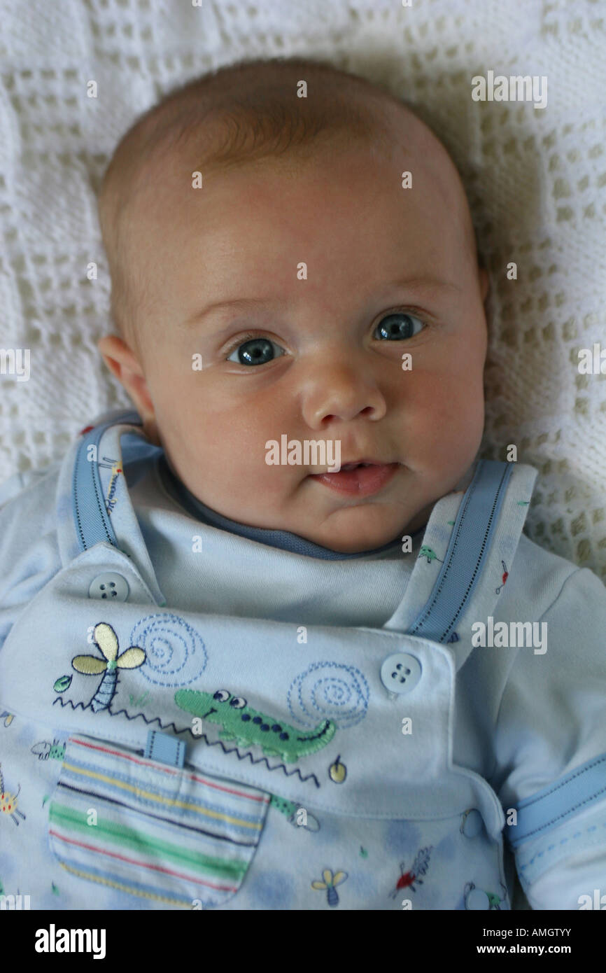 Jungen Baby Verlegung auf einen weißen Schal Stockfoto