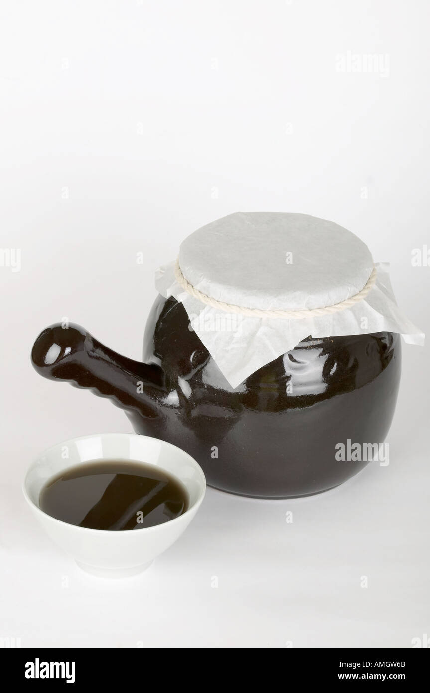 Einen irdenen Topf mit traditionelle chinesische Medizin Stockfoto