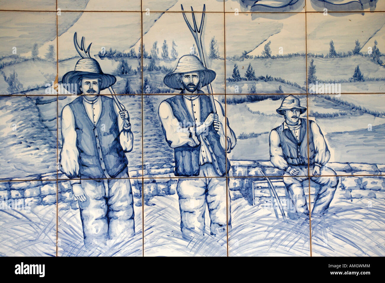 Panel des portugiesischen blauen Kacheln Azulejo zeigt eine Gruppe von Landwirten Stockfoto