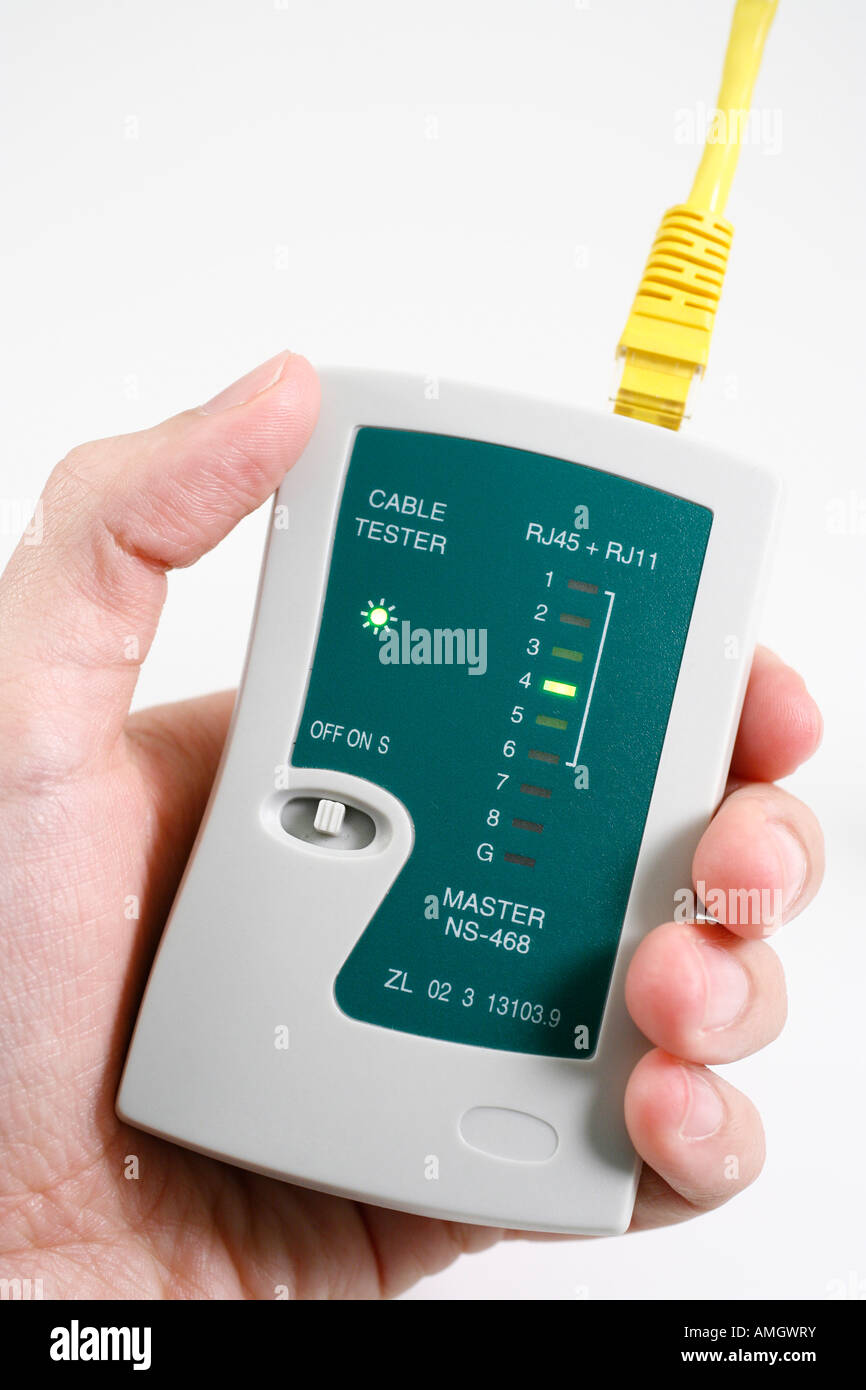 Mit Hilfe eines Netzwerk-Kabeltester Stockfoto