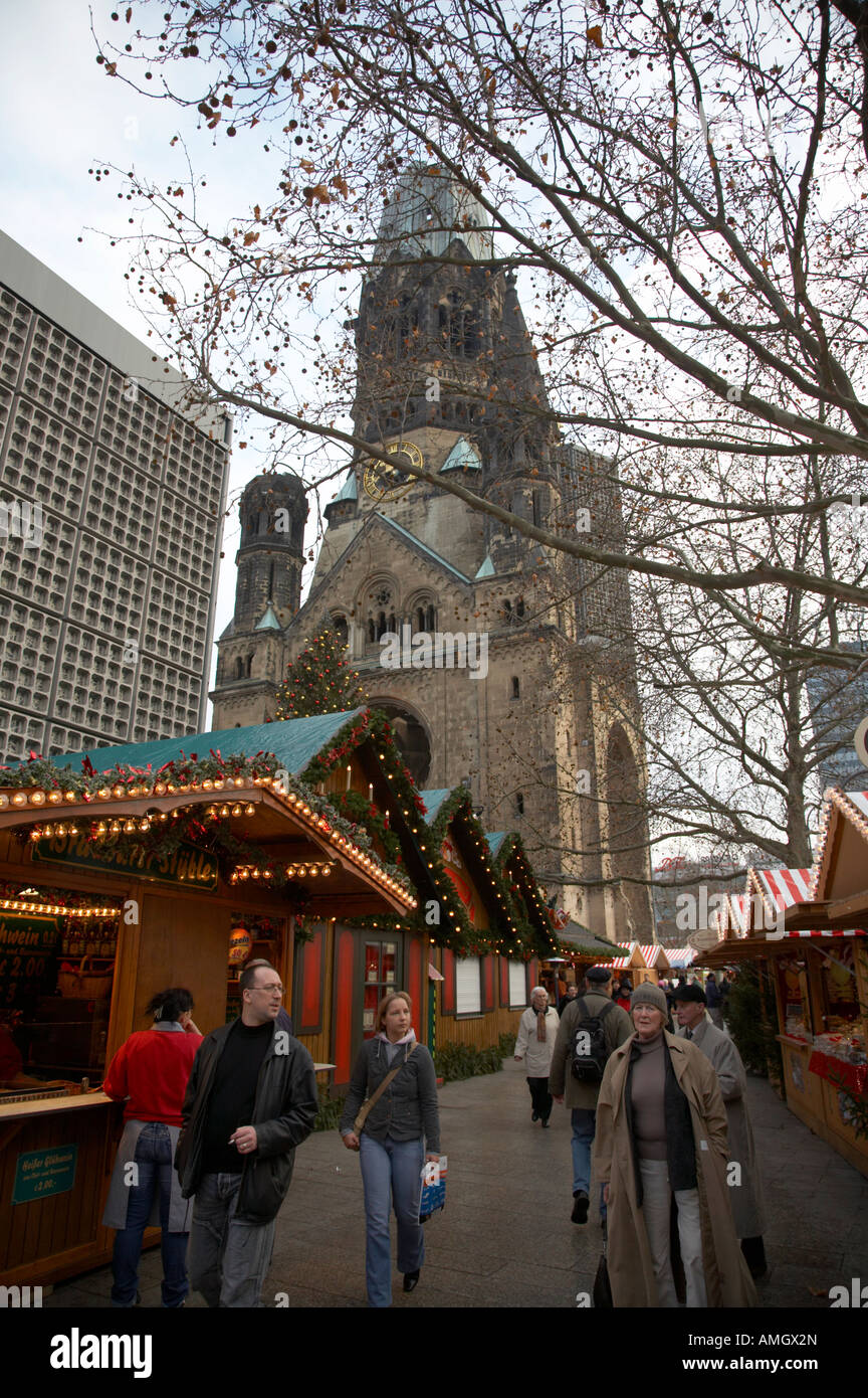 Menschen zu Fuß durch die Weihnachten Marktöffnung für den Tag am Gedachtniskirche neben der Kaiser-Wilhelm-Gedächtnis-Kirche Stockfoto