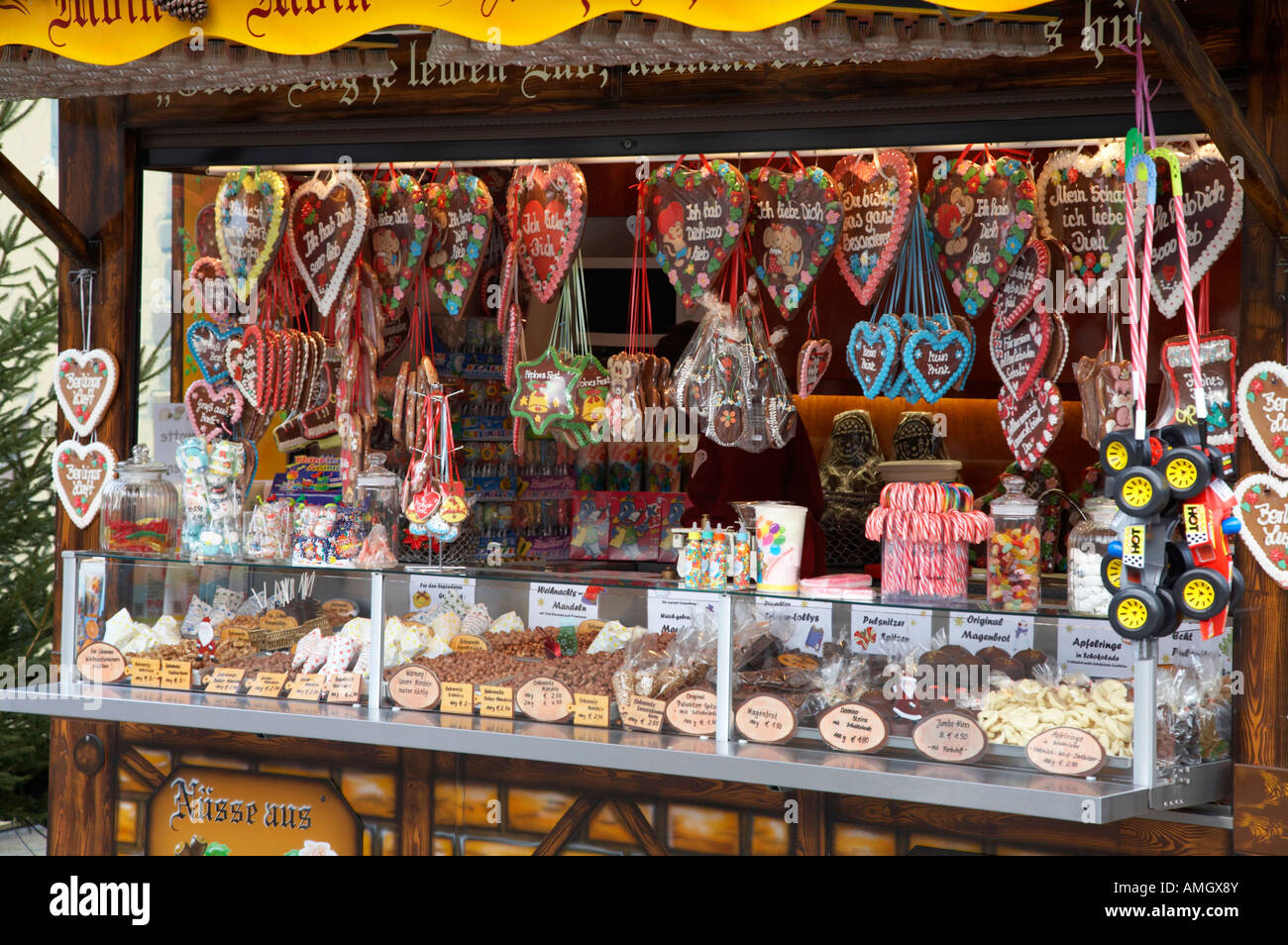Weihnachten-Marktstand, Verkauf von Lebküchen und verschiedenen Süßigkeiten und Nüssen Süßwaren Berlin Deutschland Stockfoto