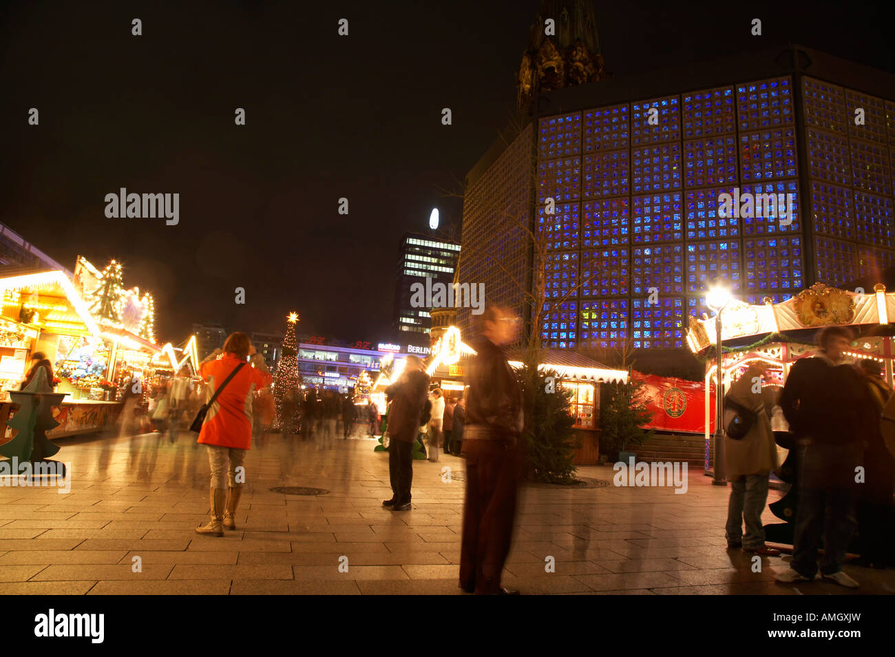 Touristen Fuß rund um die Gedächtniskirche Weihnachtsmarkt bei Nacht Berlin Germany Stockfoto