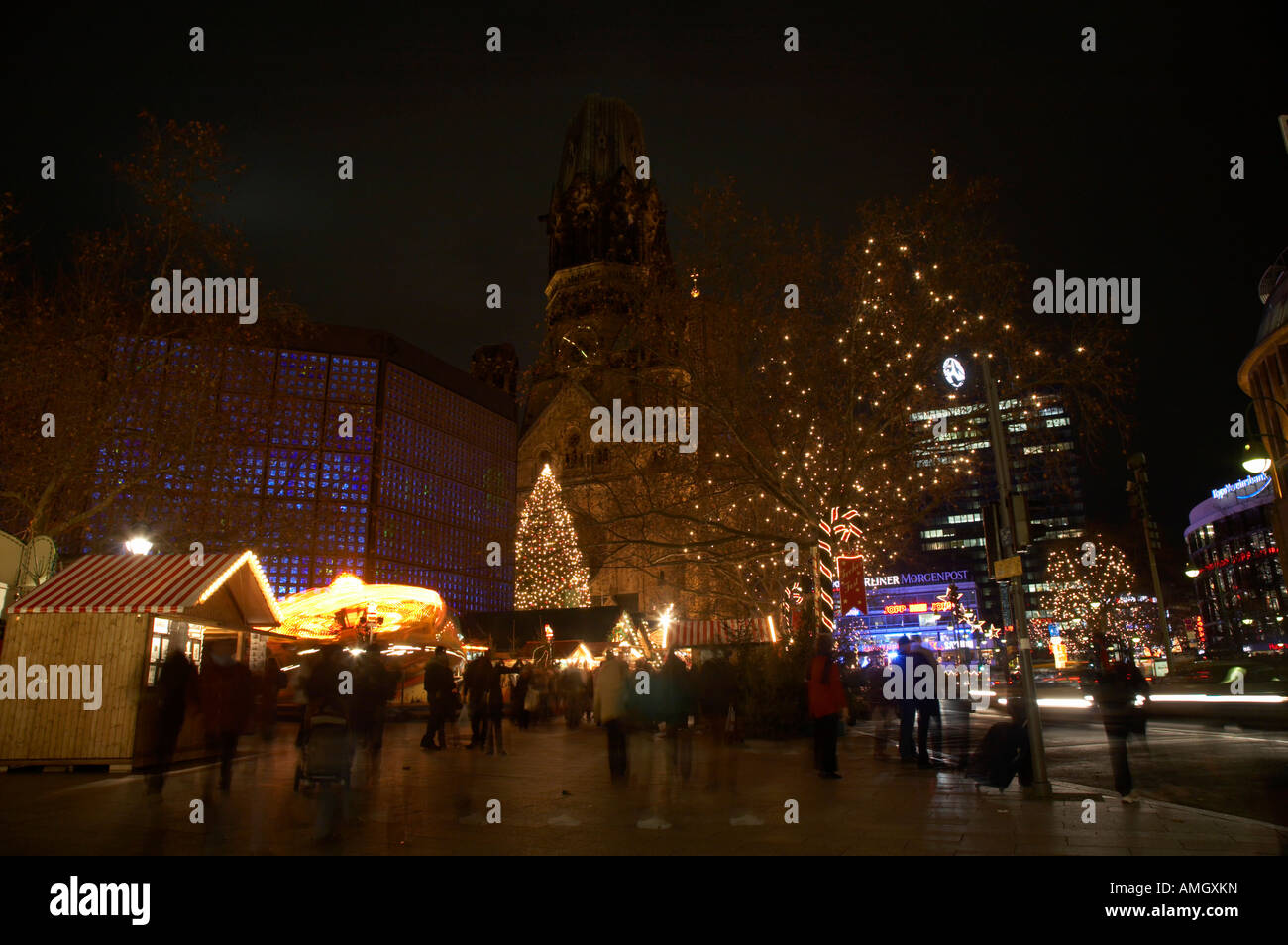 Touristen gehen rund um den Weihnachtsmarkt Gedächtniskirche am Kudamm bei Nacht Berlin Germany Stockfoto