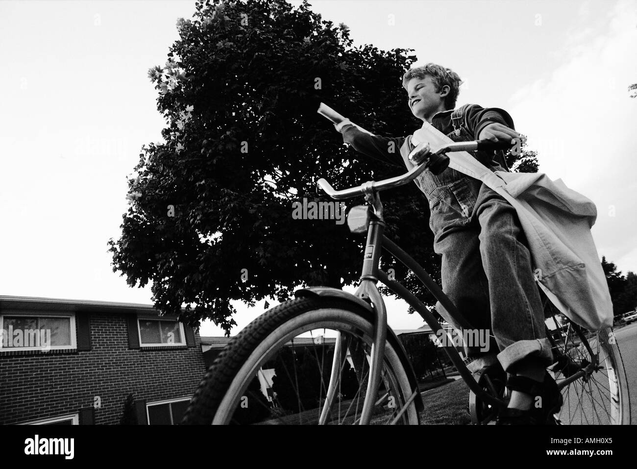 Zeitung Junge auf Fahrrad Stockfoto
