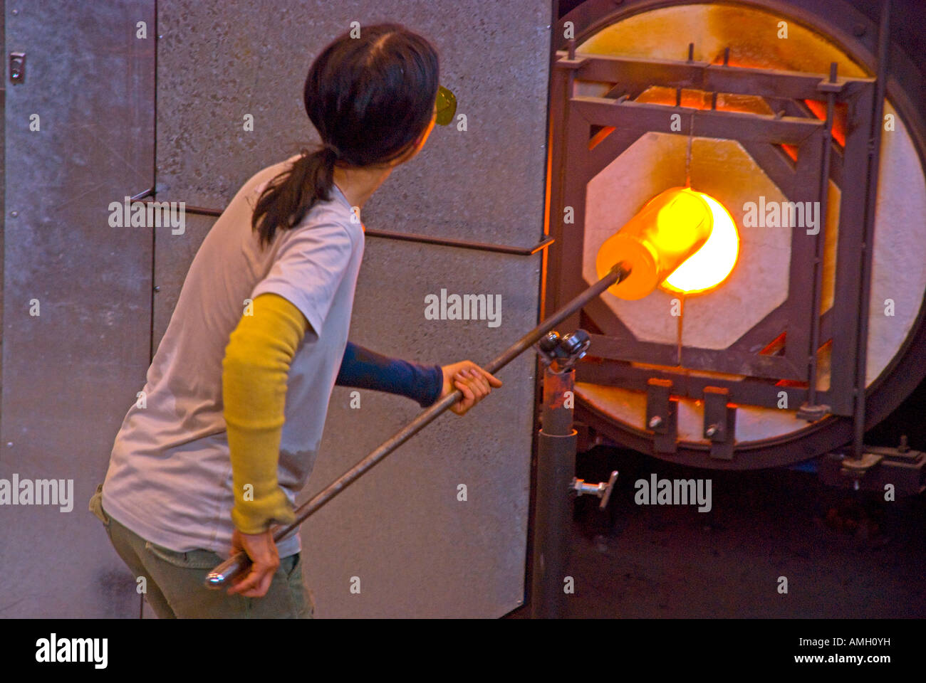 Glas-Künstler bei der Arbeit in der Canberra-Glashütte Stockfoto