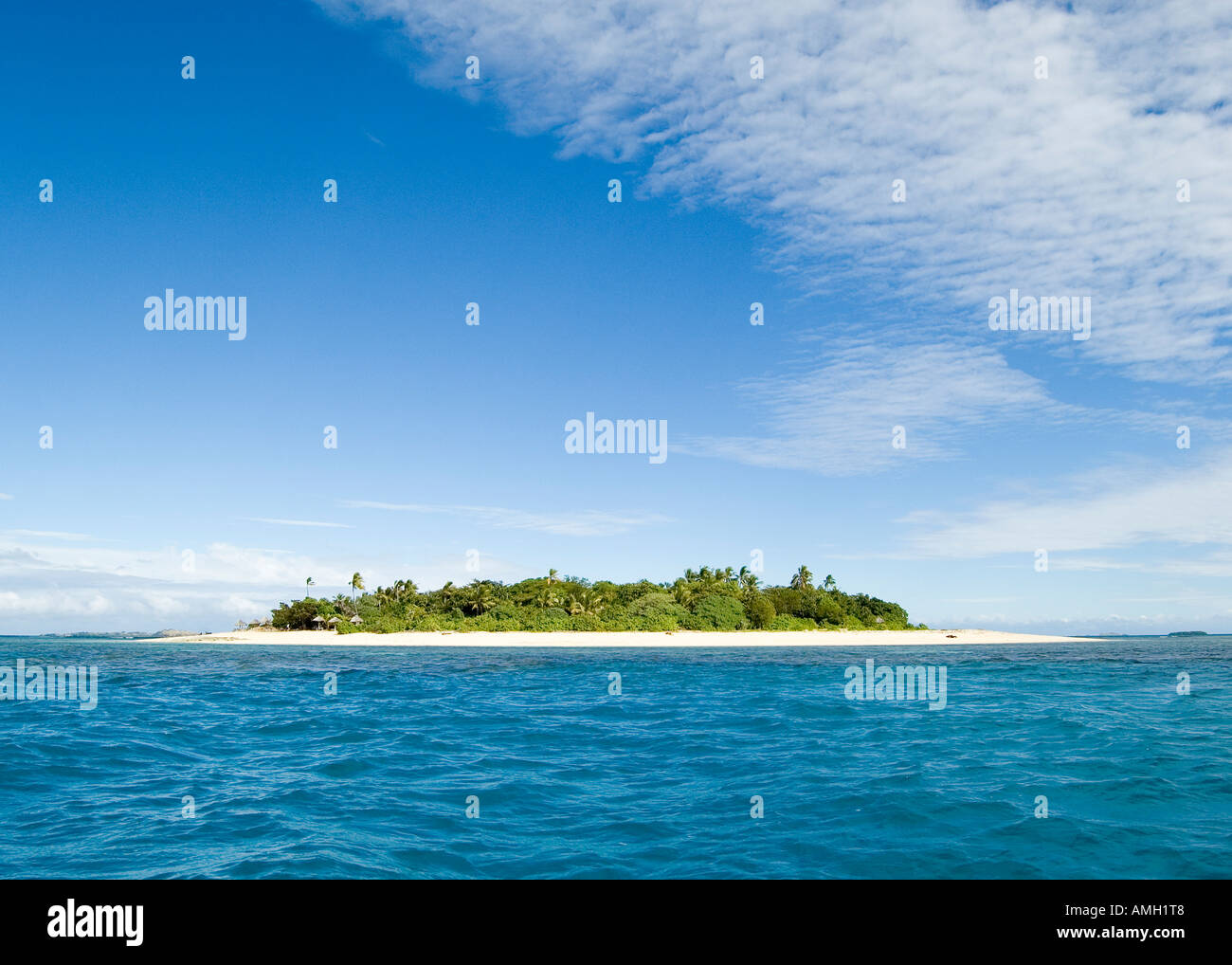 MalaMala Insel vor der Küste von Nadi auf Fidschi, umgeben von kristallklarem Wasser und strahlend blauen Himmel an einem heißen Sommertag. Stockfoto