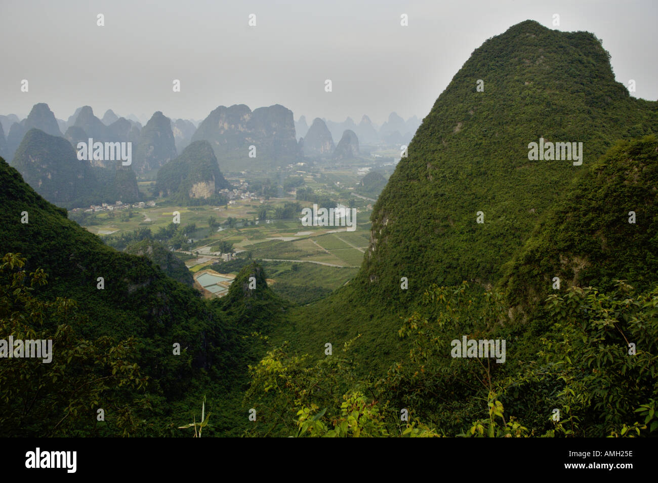 China-Guangxi Yangshuo Landschaft aus den Moon Hill Kalkstein Gipfel Stockfoto