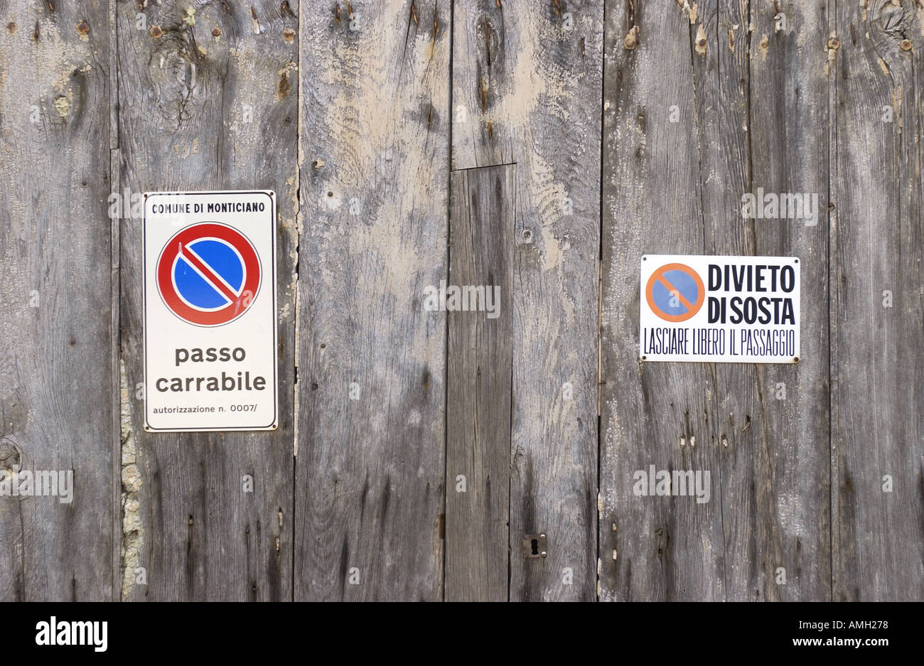 Holztür mit Parkverbot unterzeichnen in Italien Stockfoto