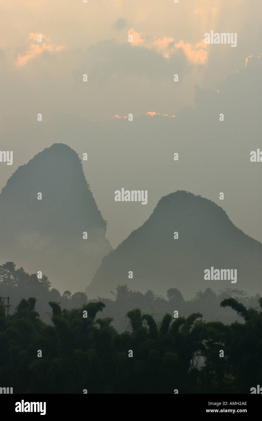 China Guangxi Yangshuo Kalkstein Gipfel bei Sonnenaufgang auf Li Jiang-Fluss Stockfoto