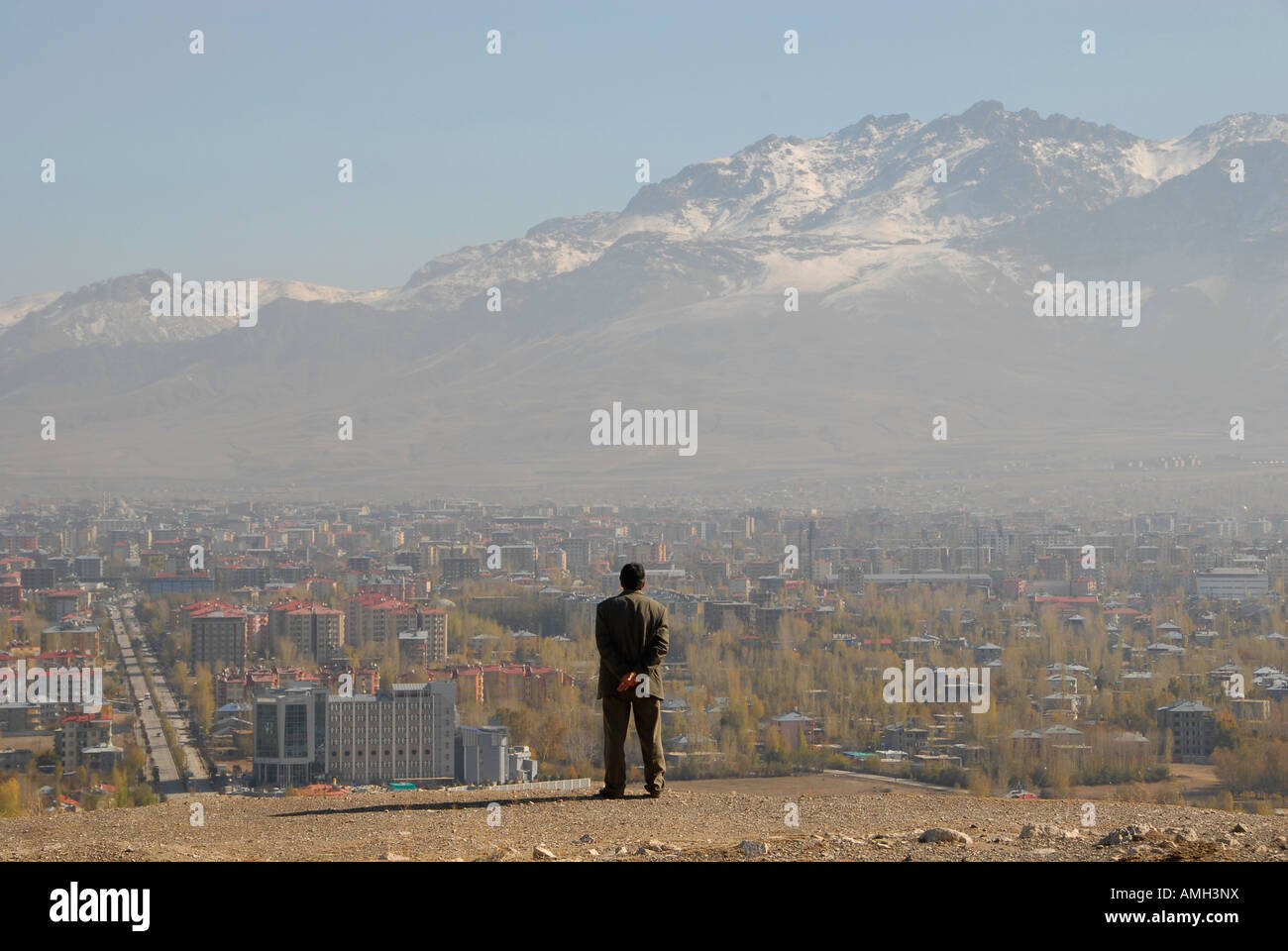 Kurdische resident mit Blick auf Van Stadt von der Festung von Van Zitadelle, Provinz Van, Türkei Stockfoto