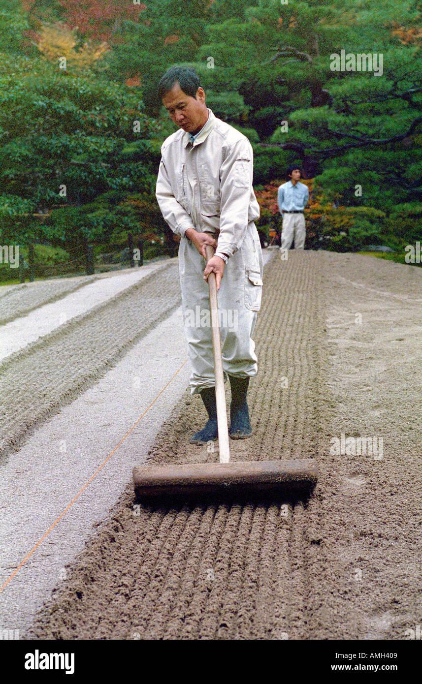 "Gärtner Rechen einen neue ZenGarten beim Ginkakuji Silber Zen Garten